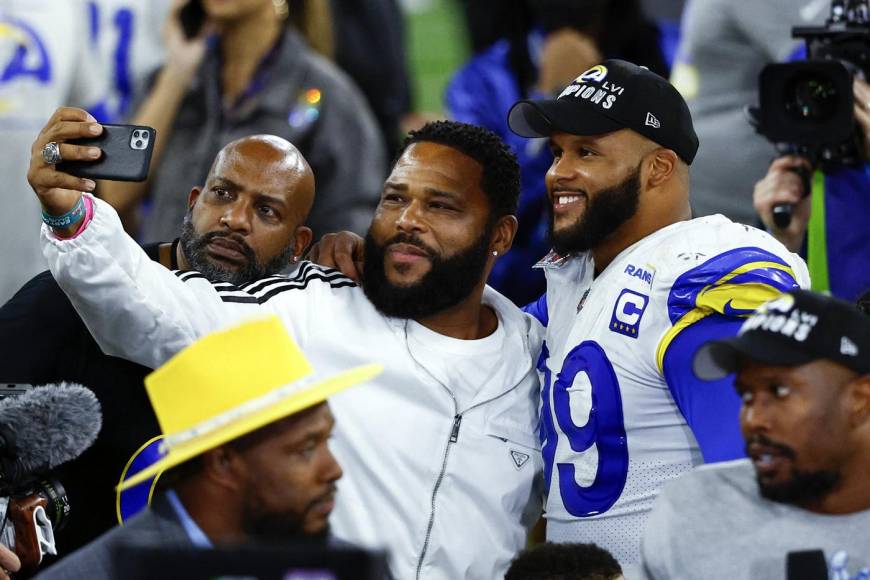 Anthony Anderson - El actor estadounidense aprovechó el final del juego para entrar al campo y se tomó esta selfie con Aaron Donald de Los Angeles Rams.