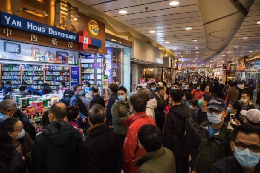 La desesperación de la gente en China ha provocado caos en establecimientos de comidas rápidas, que han cerrado operaciones ante el brote de Coronavirus.