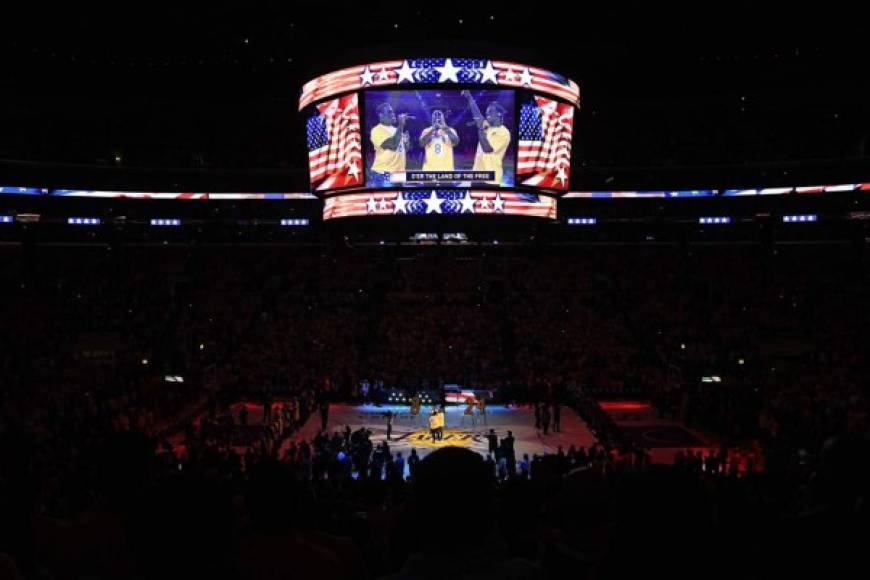 Después de un momento de silencio de 24,2 segundos, Boyz II Men, de Filadelfia, la ciudad natal de Bryant, hizo llorar a LeBron James con su actuación del Star Spangled Banner en la arena con poca luz.