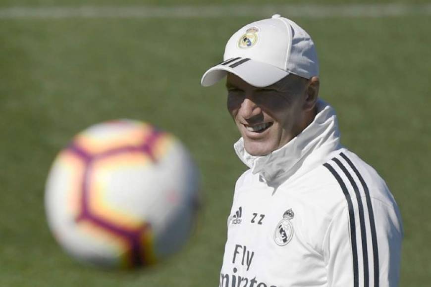 Zidane tiene varias dudas por despejar en un once inicial en el que puede optar por la continuidad o apostar por jugadores en los que confió plenamente en su anterior etapa.