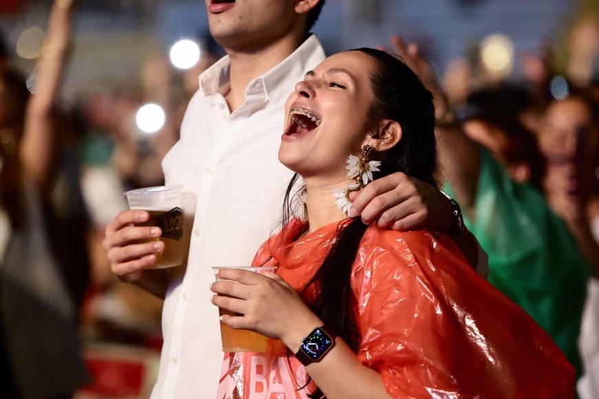 Los catrachos cantaron todo pulmón sus grandes éxitos. Y además de los miles de sampedranos, al concierto asistieron fans de Santa Bárbara, Copán, Choloma, Puerto Cortés y Danlí. 