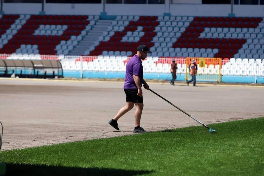 Los encargados del montaje de la grama híbrida - artificial en el Estadio Nacional de Tegucigalpa.