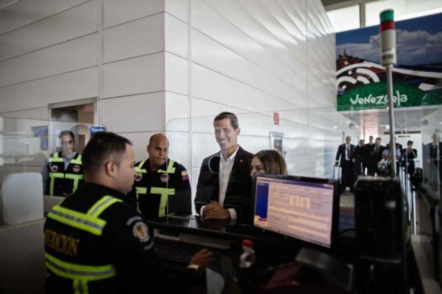 El líder opositor Juan Guaidó, reconocido como presidente interino de Venezuela por unos 50 Gobiernos, regresó triunfante a Venezuela donde fue recibido por miles de simpatizantes luego de una gira por Suramérica, pese a que tenía una orden judicial que le prohibía abandonar el país.