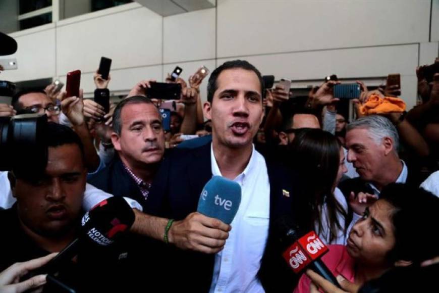 Los embajadores de España, Francia, Alemania, Portugal, Chile y Argentina, entre otros, recibieron a Guaidó en el aeropuerto.