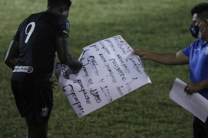 El colombiano Rafael Agámez marcó el tercer gol de los progreseños y celebró con una pancarta.