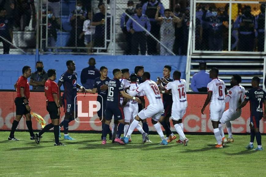 Jugadores del Motagua y Olimpia protagonizaron una bronca en el primer tiempo.