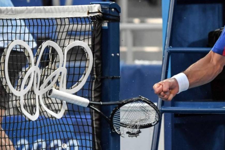 La raqueta de Novak Djokovic quedó destrozada tras la acción del serbio.