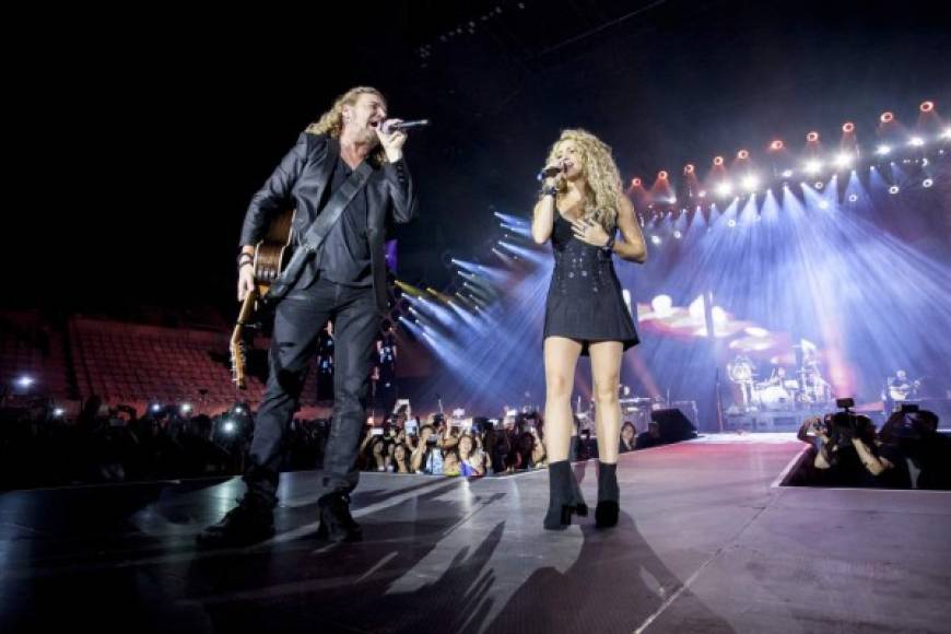 Shakira presumió de figura con un entallado vestido negro.