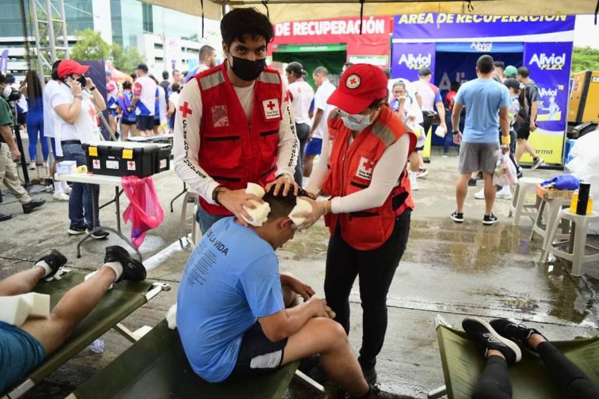 El cansancio fue evidente en varios participantes y fueron atendidos por miembros de la Cruz Roja.