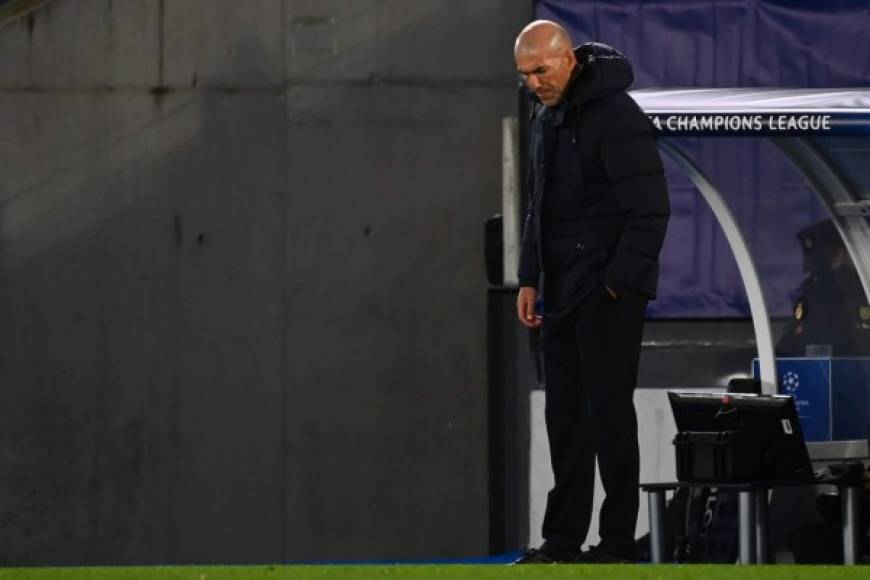 Zidane, con la mirada perdida al suelo. El entrenador del Real Madrid la ha pasado mal por la dolorosa derrota de su equipo.