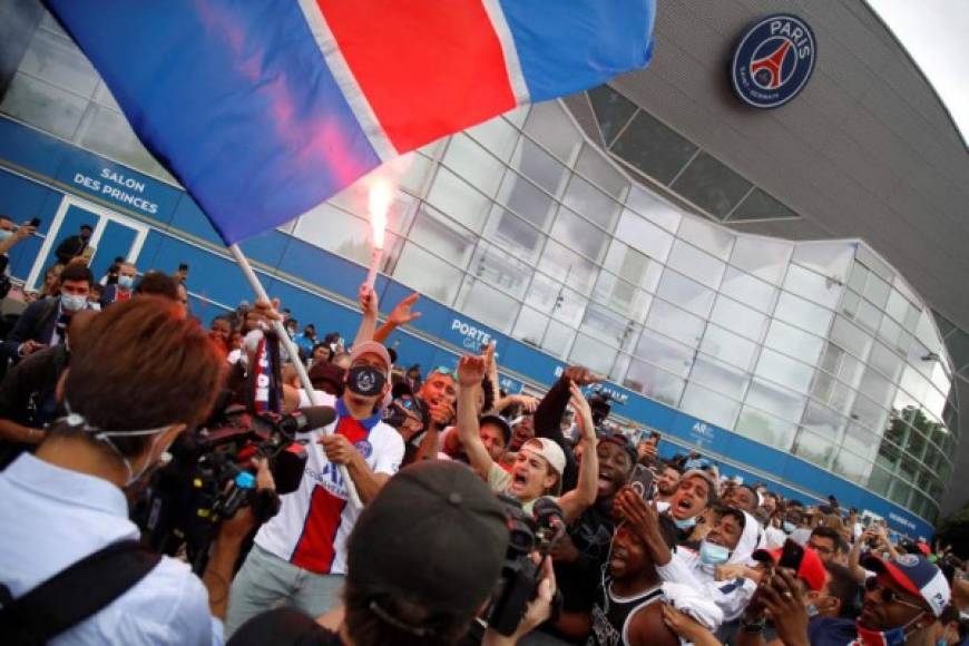 Banderas, cánticos y hasta bengalas se divisaron en la óptica de la Pulga, que apareció en una de las ventanas del aeropuerto y agradeció el afecto recibido.<br/><br/>