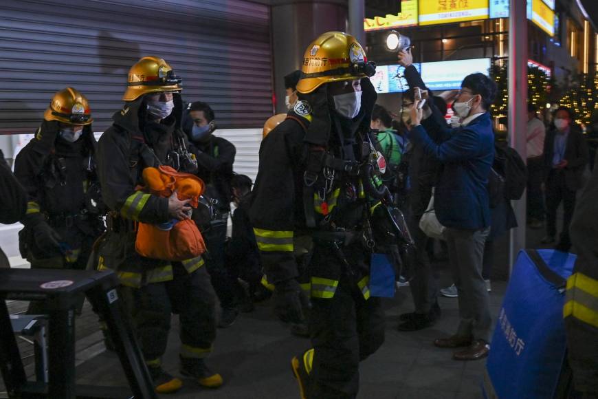 Los bomberos lograron contener el incendio en uno de los vagones del tren.