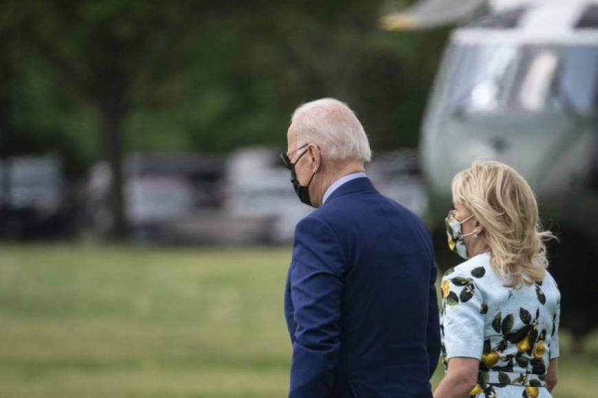 Mientras se aprestaban a abordar el Marine One, helipcotero que traslada a los inquilinos de la Casa Blanca, el presidente Biden se agachó para luego sorprender a su esposa.