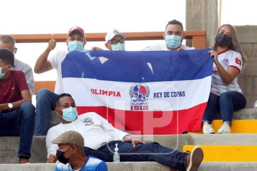 La afición del Olimpia se hizo presente al inmueble deportivo de Danlí para apoyar a su equipo.