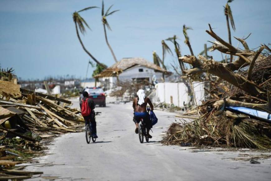 Algunos residentes aún aturdidos por la tormenta habían salido a las calles arrastrando sus maletas con sus posesiones más valiosas buscando salir de la escena de destrucción.<br/>