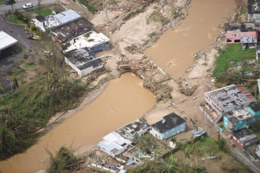 'La magnitud de esta catástrofe es enorme', dijo Rosselló, recordando la complicada situación económica de Puerto Rico, que adolece de una deuda abismal de más de 70.000 millones de dólares.
