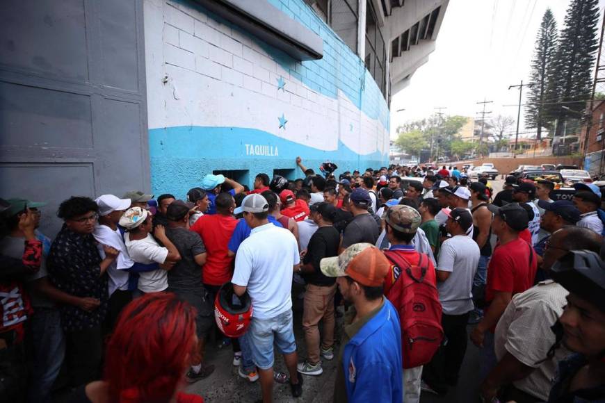 A eso de las 2:36 de la tarde se cerraron las taquillas en el estadio Nacional Chelato Uclés. Ya no hay boletos en el coloso capitalino.