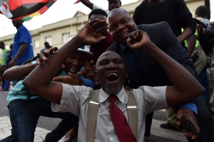 Los zimbabuenses festejaron este martes con bocinazos y alegría en las calles de Harare la noticia de la renuncia del presidente Robert Mugabe luego de 37 años en el poder.<br/><br/><br/>