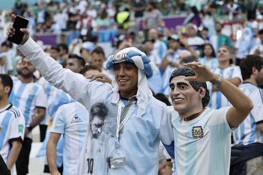 Un aficionado argentino llegó al estadio con una mascara de Diego Maradona.