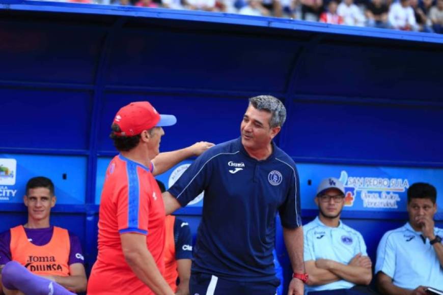 Pedro Troglio se fue directamente a darle un cordial saludo a Diego Vázquez previo al inicio del juego.