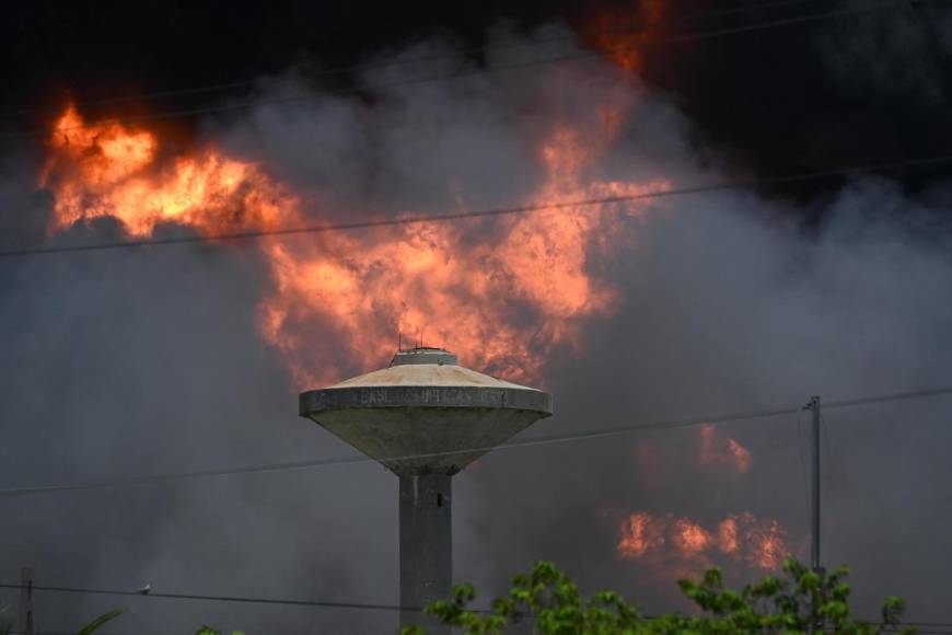 Esa misma tarde explotó el primer depósito, con unos 25,000 metros cúbicos de petróleo, y sobre las 7.00 hora local (11.00 GMT) del sábado prendió el segundo, con una cantidad indeterminada de fuel.