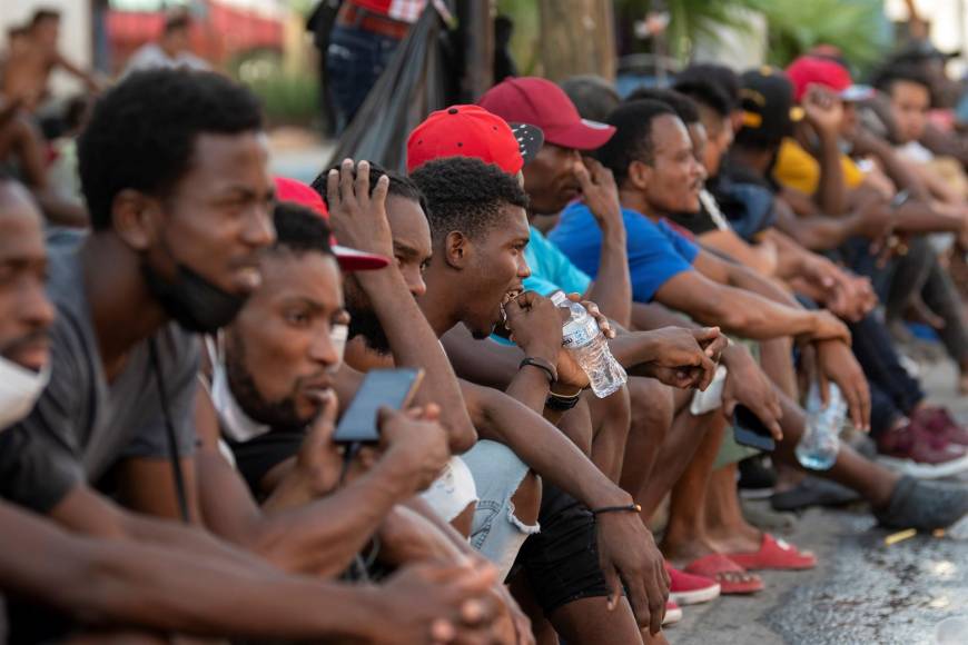 Cerca de 19,000 personas, la mayoría de nacionalidad haitiana, se encuentran varadas en la frontera de Colombia con Panamá, esperando para cruzar la peligrosa selva del Darién, para continuar su recorrido por Centroamérica hacia EEUU, informaron autoridades colombianas.