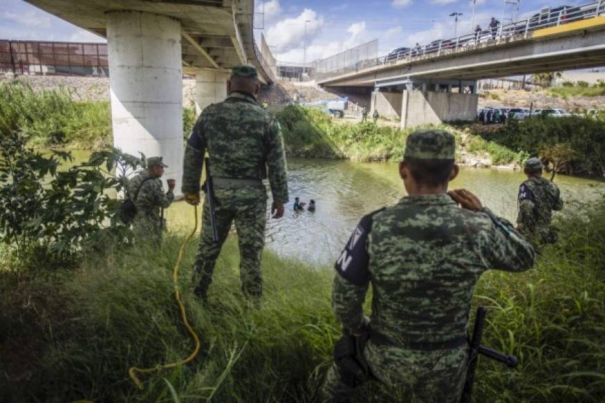 Los migrantes se lanzaron al río junto a sus hijos, desesperados tras esperar por varios meses en Ciudad Juárez a que las autoridades estadounidenses les dieran una cita para tramitar su petición de asilo.