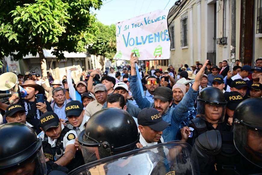 Enfrentamientos, insultos, diputados encerrados en salones bajo llave y un caos generalizado describen lo que está sucediendo en el Congreso guatemalteco.