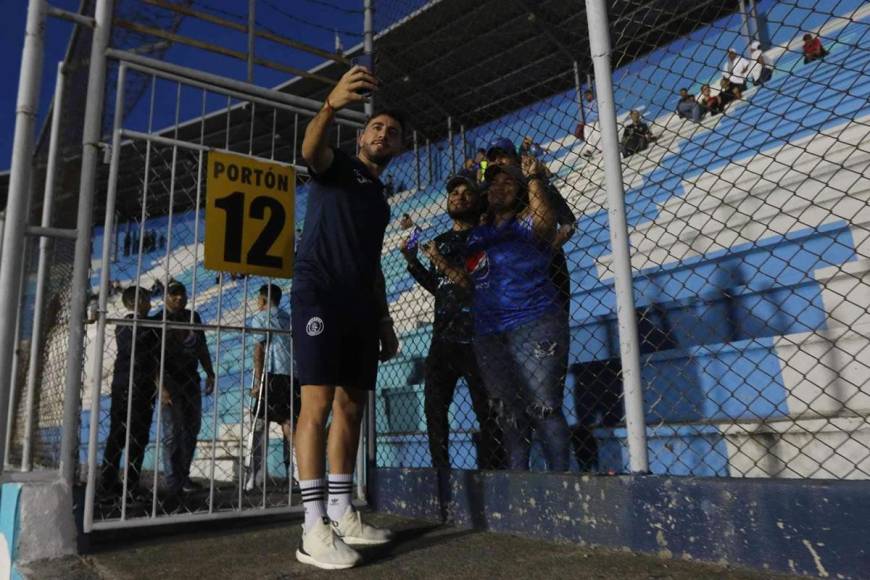 Agustín Auzmendi se tomó fotos con aficionados del Motagua previo al partido.