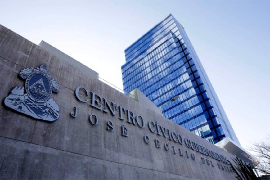 Este lunes el Centro Cívico Gubernamental (CCG) comenzó a recibir a los funcionarios de las distintas secretarías hondureñas que ahora estarán en un solo edificio. La construcción del CCG inicó en septiembre de 2016.