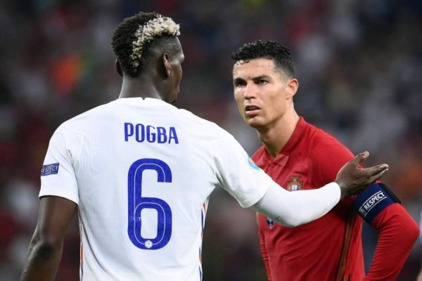 Paul Pogba dialogando con Cristiano Ronaldo.