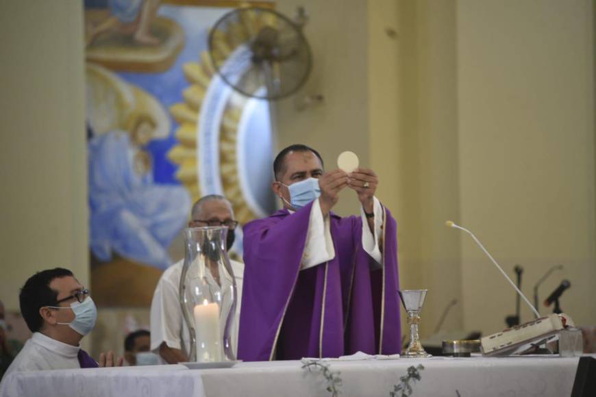 Católicos celebran Miércoles de Ceniza que marca el inicio de la Cuaresma (FOTOS)