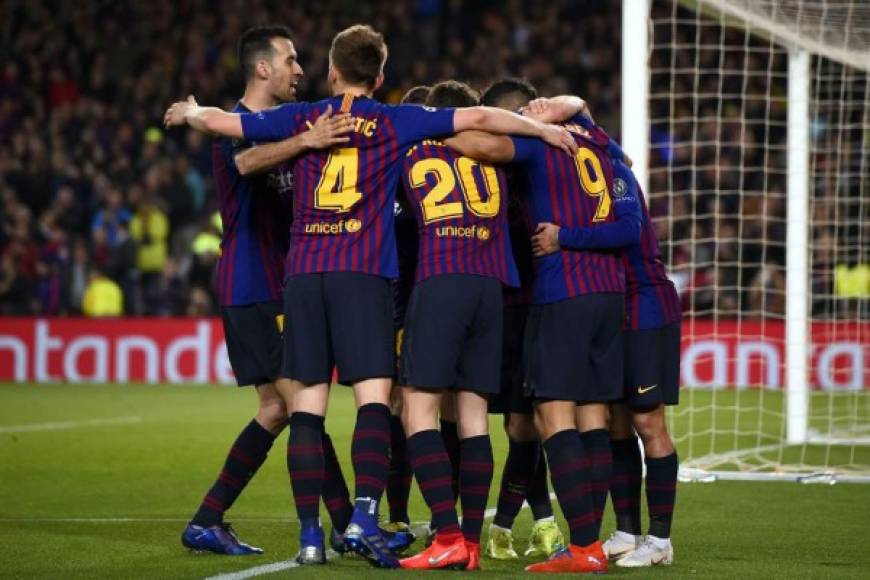 El festejo en conjunto de los jugadores del Barcelona tras el 2-0 de Coutinho.