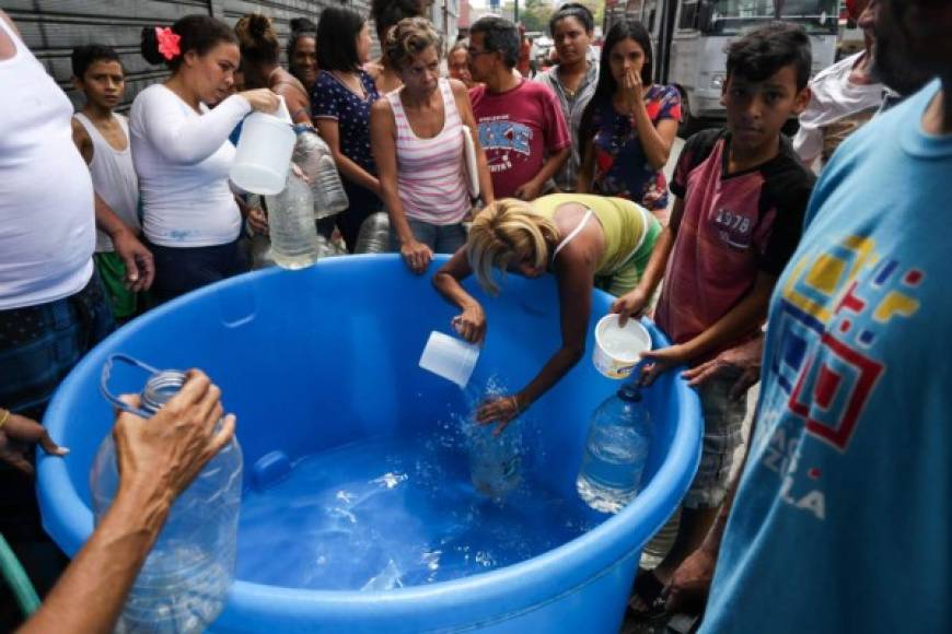 El Gobierno de Nicolás Maduro anunció hoy una segunda suspensión de las clases y las actividades laborales por el apagón que ya ha superado las 72 horas, y la escasez de agua en gran parte del país.
