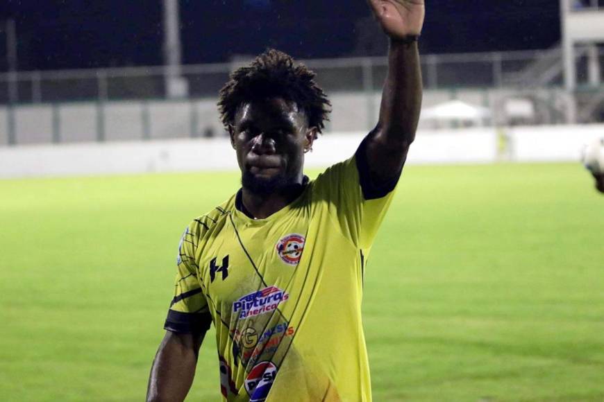Marlon ‘Machuca‘ Ramírez saludando a los aficionados del Génesis al final del partido.