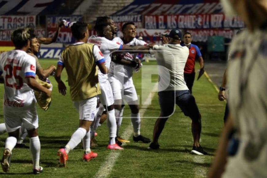 Luego de celebrar el penal decisivo de Jerry Bengtson, el capitán merengue Ever Alvarado protagonizó una pelea con Ninrod Medina, asistente técnico de Diego Vázquez en el Motagua.