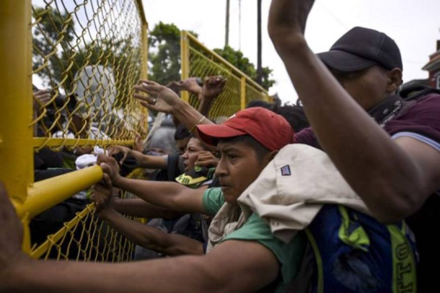 Cientos migrantes lograron romper una de las vallas en la frontera entre Guatemala y México y avanzaron corriendo hacia el puente del río Suchiate que se encuentra fuertemente custodiado por policías mexicanos.