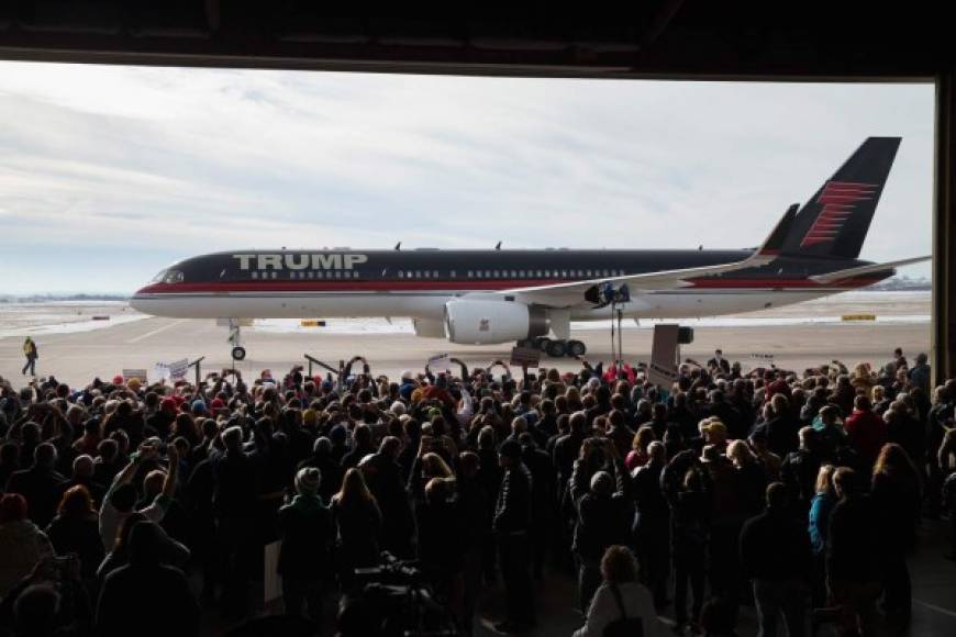 Mientras tanto, el multimillonario Donald Trump presume su Boeing 757, rotulado en letras gigantes con su nombre.