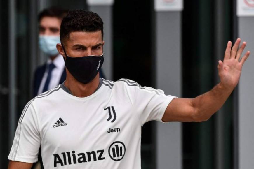 Cristiano Ronaldo se presentó a la pretemporada de la Juventus y de esta manera le pone fin a los rumores de que podría irse del cuadro italiano. El astro luso ha decidido seguir una campaña más en Italia. Foto AFP.