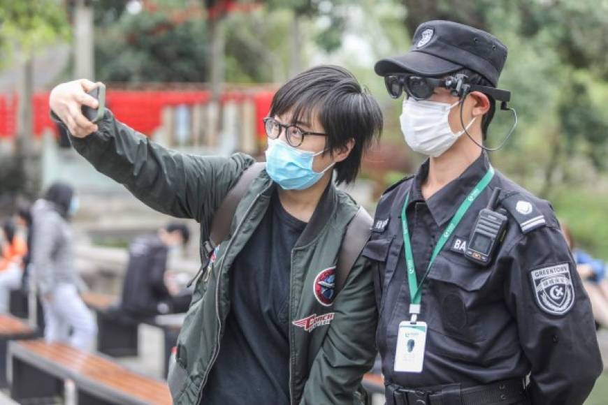 Las autoridades desplegaron a lo largo de toda la provincia agentes de seguridad con visores que detectan la temperatura corporal de las personas.