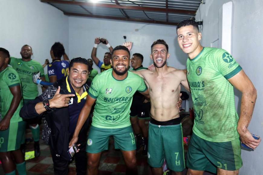 En el vestuario del Argelio Sabillón se desató la locura de los jugadores del Juticalpa FC celebrando el título del Torneo Apertura 2022 de la Liga de Ascenso.