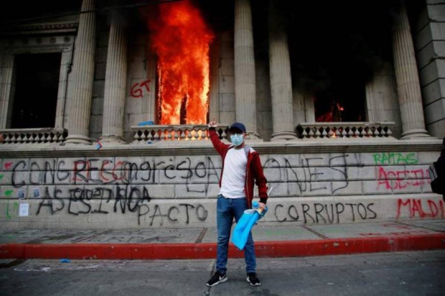 Hartos de tanto 'abuso', guatemaltecos queman el Congreso y exigen renuncia de Giammattei