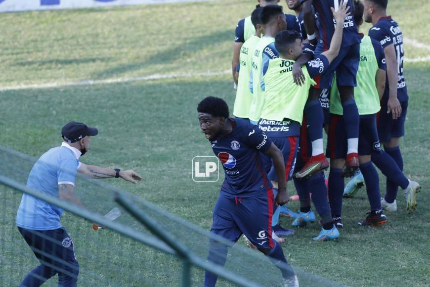 Mientras los jugadores celebraban el primer gol de Carlos Mejía, el preparador físico Juan Bertani le da indicaciones a Cristopher Meléndez.