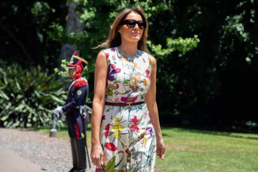Con lentes de sol, tacones de aguja y un vestido estampado de flores, Melania llegó a reunirse con las primeras damas de los líderes de la cumbre del G20.