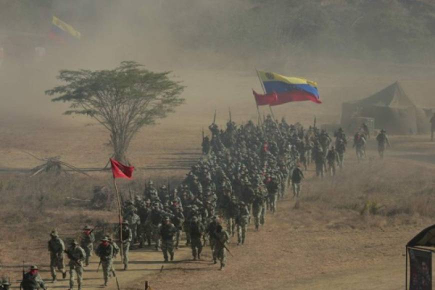Maduro lidera maniobras militares al grito de 'fuera Trump'