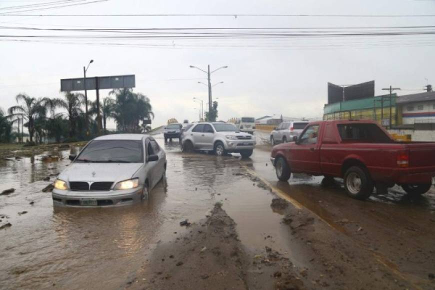 El bulevar del sur de San Pedro Sula uno de los sectores más afectados por las lluvias.