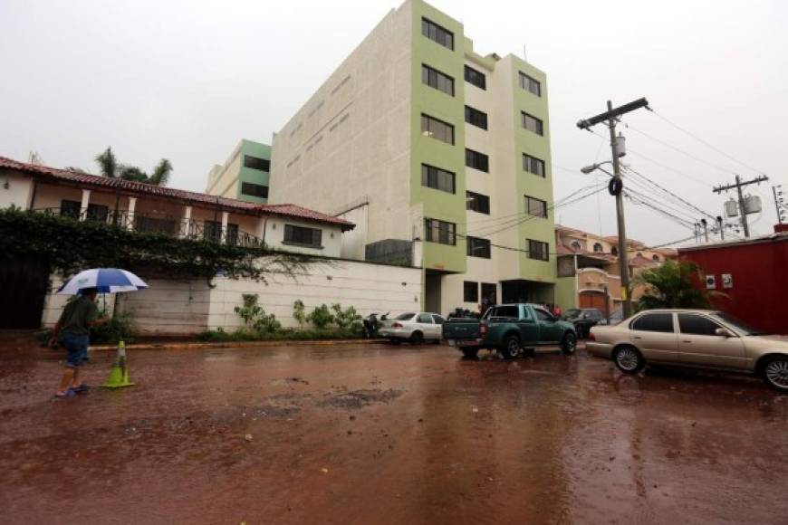 En la colonia La Hacienda, las aguas lluvias inundaron varias calles.
