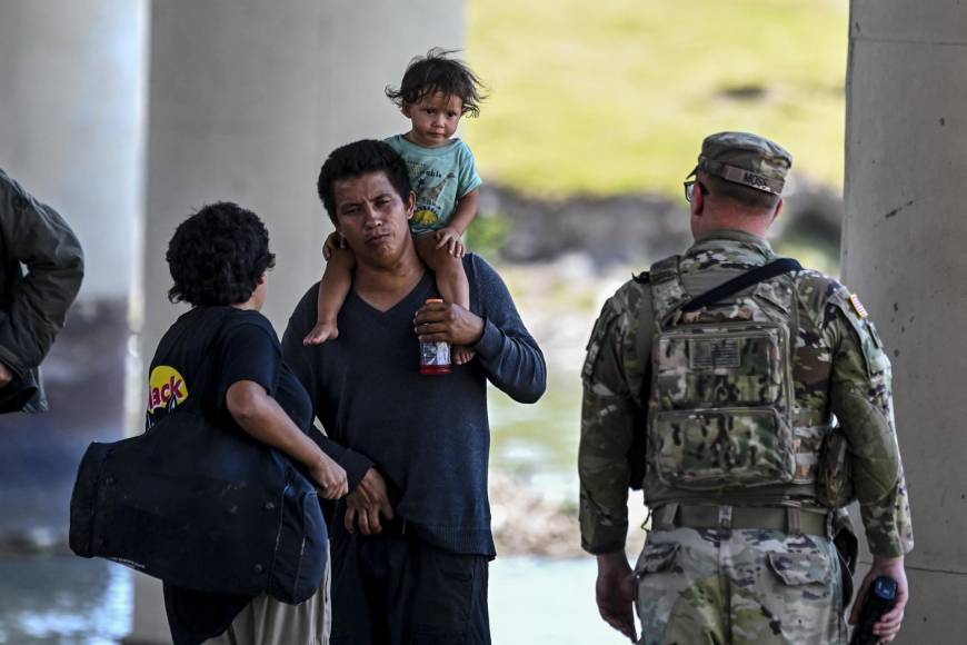 Tras la tragedia en la que murieron 53 migrantes asfixiados tras ser abandonados en un tráiler en las afueras de San Antonio, Abbott anunció que se construirán más puntos de revisión para camiones en la zona, con el objetivo de prevenir una nueva tragedia.