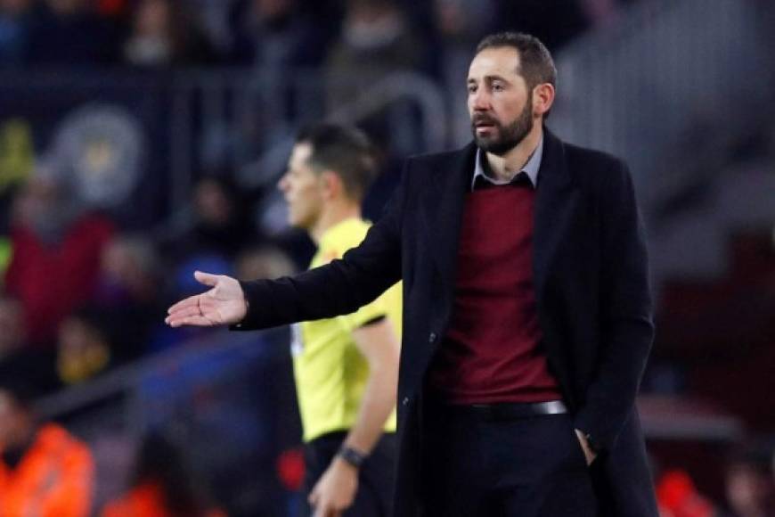 Pablo Machín, entrenador del Girona, ha pasado la pelota al tejado del club. El preparador gerundense ha asegurado que ha hecho una contraoferta para renovar, y que es el club rojiblanco el que debe ahora responder. 'Mi continuidad depende más del Girona que de mí. Los plazos los marca el club. Hasta hace poco había una propuesta por su parte, mientras que ahora también hay una contraoferta de mis representantes. Si hay esto, demuestra mi voluntad de continuar', afirmó el técnico. Foto EFE