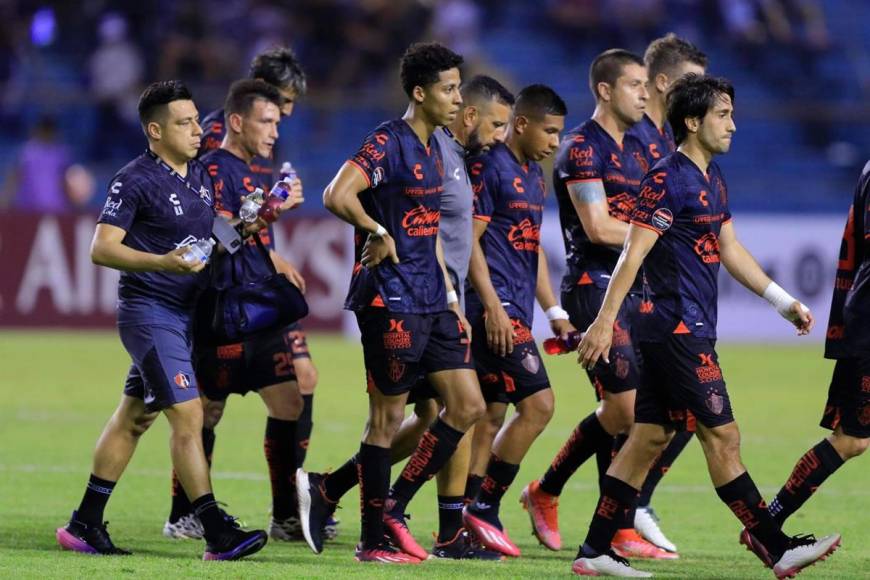 Jugadores del Atlas salieron cabizbajos y con el rostro triste tras la dura derrota ante Olimpia.